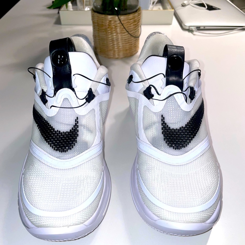 Nike Adapt BB 2.0 Oreo (US Charger)